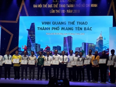 Đồng chí Võ Quốc Thắng trao bằng khen cho các đơn vị cá nhân
