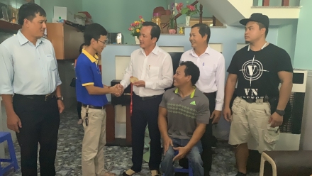 Lực sĩ Lê Văn Công bán đấu giá Huy chương Vàng World Cup giúp bệnh nhân nghèo.