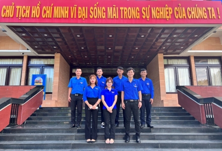 Đoàn Thanh niên Trung tâm thăm quan Khu di tích trường Dục Thanh, Bảo tàng Hồ Chí Minh – chi nhánh Bình Thuận.
