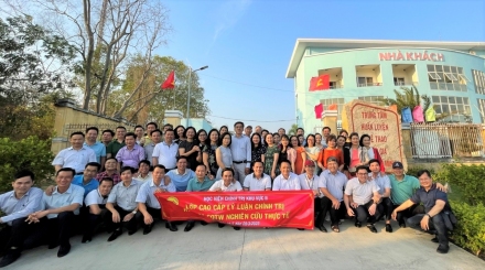 Đoàn cán bộ, học viên Học viện Chính trị khu vực II đến thăm cơ sở 2 Mũi Né trong chuyến học tập, nghiên cứu thực tế tại Bình Thuận.