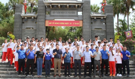 Đoàn cán bộ, đoàn viên thanh niên và vận động viên Trung tâm dâng hương tưởng niệm các Vua Hùng.