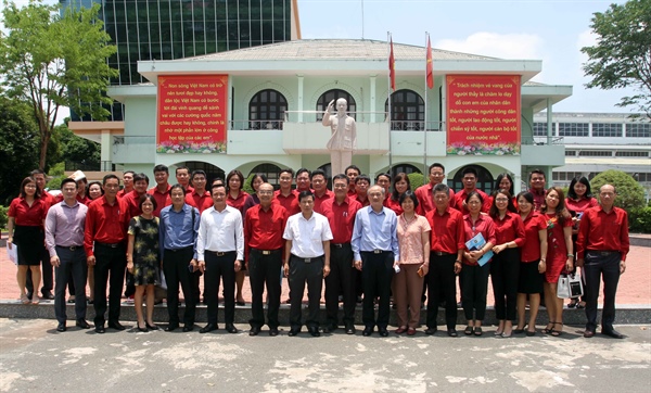 27441Bộ trưởng Nguyễn Ngọc Thiện chụp ảnh lưu niệm cùng thầy cô trường Đại học TDTT TP HCM